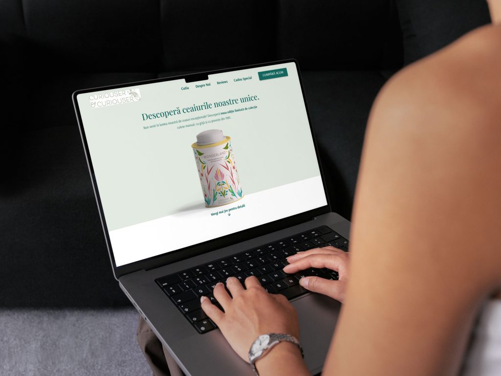 Landing page Curiouser and Curiouser afisat pe laptop, mockup web design