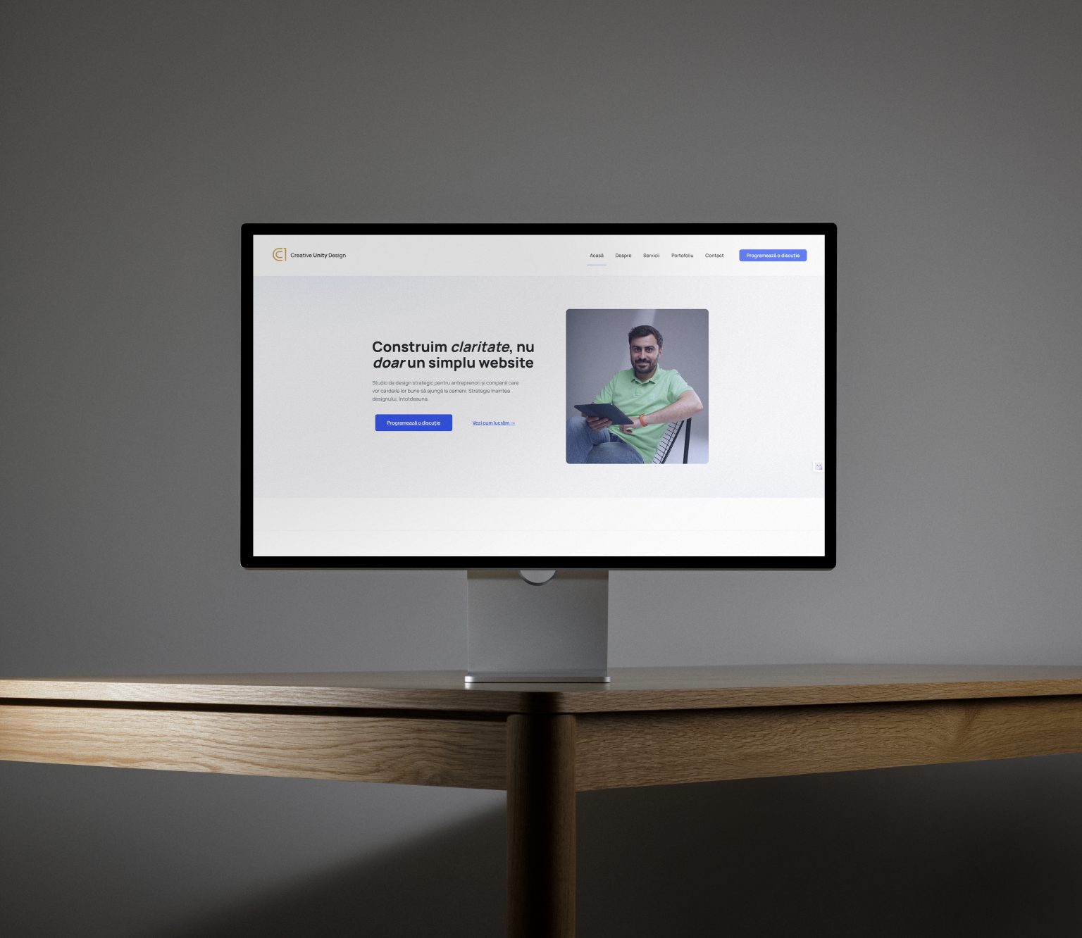Creative Unity Design C1 afisat pe un display de studio, mockup de brand